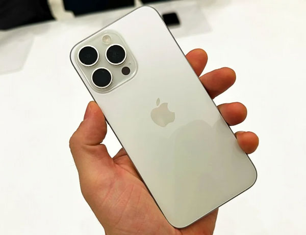 iPhone 15 Pro Max Titan Trắng mang một sắc độ màu khác với màu trắng cơ bản, có tính ứng dụng cao, dễ dàng phối hợp nhiều kiểu quần áo